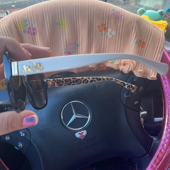 COACH brand Movie Star 🌟 sunglasses with Leopard print on the inside - Picture 3 of 3
